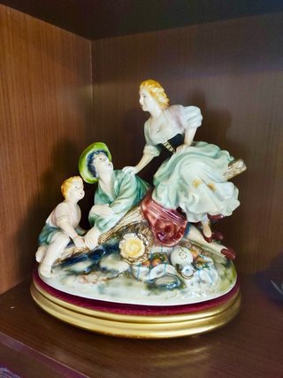 Figura cerámica pastoril con base dorada
