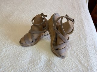 Alpargatas cuña Oshyo Talla 37 caqui topo