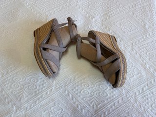 Alpargatas cuña Oshyo Talla 37 caqui topo