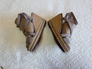 Alpargatas cuña Oshyo Talla 37 caqui topo