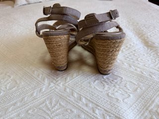 Alpargatas cuña Oshyo Talla 37 caqui topo