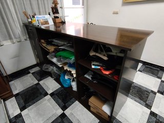 Mostrador de madera marrón