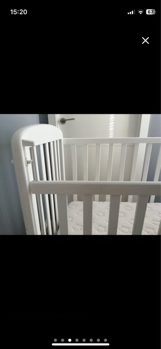Cuna de bebé blanca con colchón