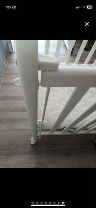 Cuna de bebé blanca con colchón