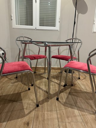 Mesa de comedor redonda (100cm) con 4 sillas rojas
