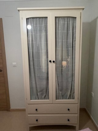 Armario de madera con puertas de cristal