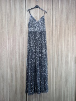 Vestido de invitada de lentejuelas en color gris