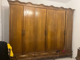 Armario de madera marrón