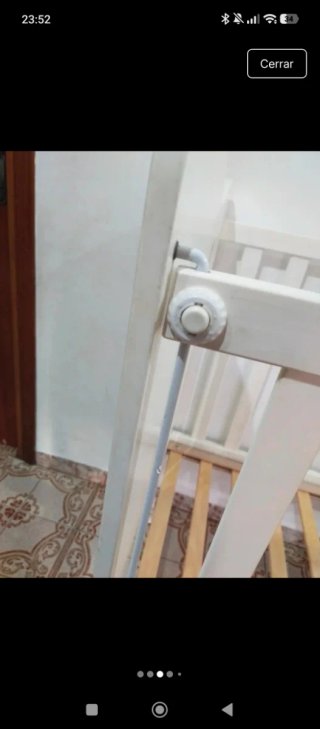 Cuna de bebé blanca con ruedas