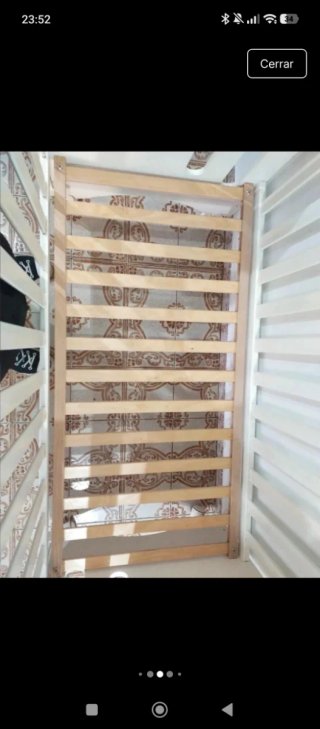 Cuna de bebé blanca con ruedas