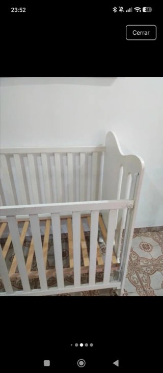 Cuna de bebé blanca con ruedas