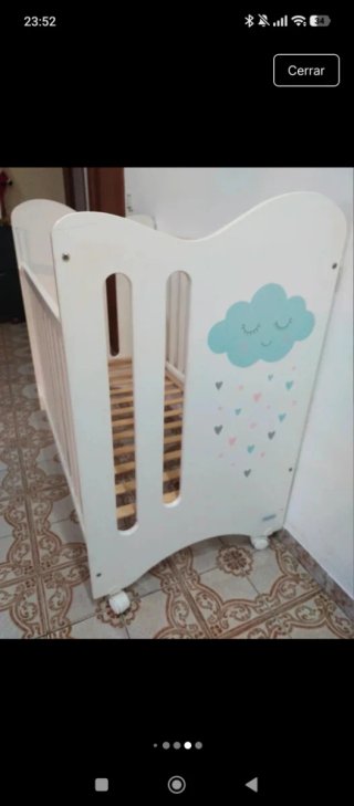 Cuna de bebé blanca con ruedas