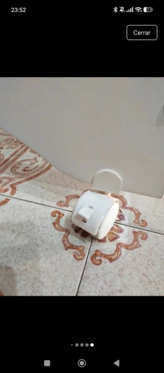 Cuna de bebé blanca con ruedas