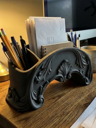 Portapenne gotico con decorazioni
