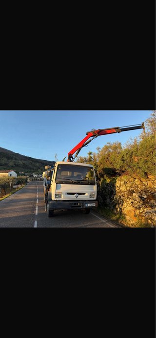 Camión basculante y grúa