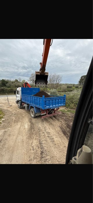Camión basculante y grúa