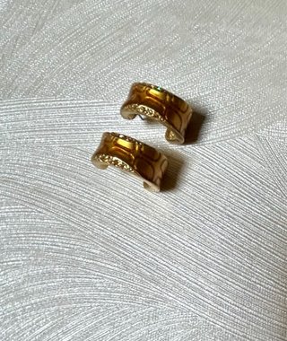 Pendientes dorados con diseño Guess