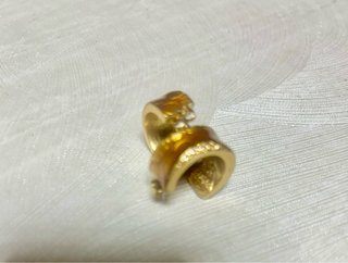 Pendientes dorados con diseño Guess