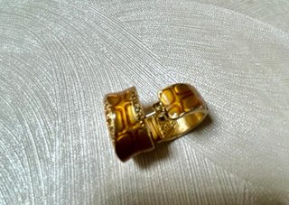 Pendientes dorados con diseño Guess