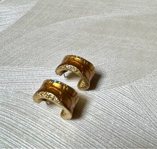 Pendientes dorados con diseño Guess