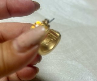 Pendientes dorados con diseño Guess
