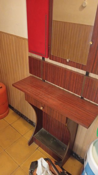Mueble de madera con cajones