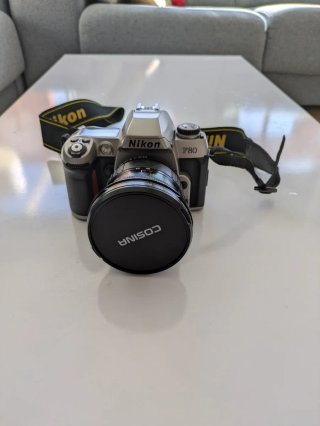 Nikon F80 analógica con dos objetivos adicionales