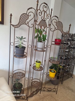 Estantería de hierro para plantas