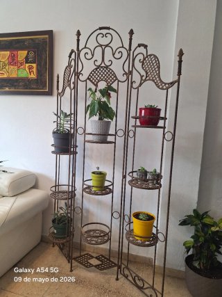Estantería de hierro para plantas