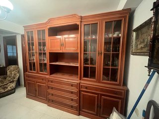 Mueble de salón de madera y cristal