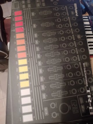 Caja de ritmos Roland TR-8