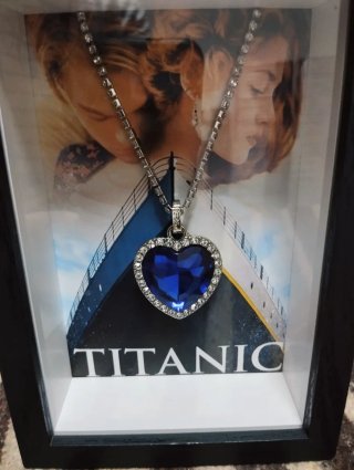 Titanic collar en un cuadro + REGALO cinta vhs
