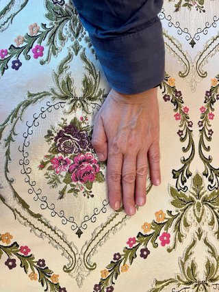 Corte traje de fallera con flores rosas y moradas
