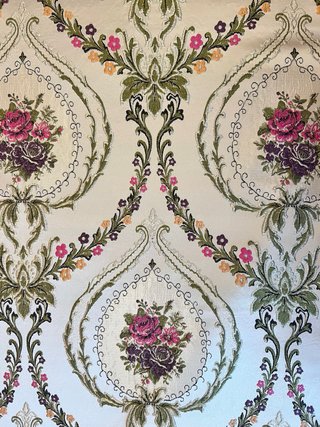 Corte traje de fallera con flores rosas y moradas