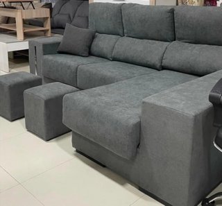 Divano Chaise Longue ✨ Caratteristiche: ✅ Sedili estraibili per maggiore comfort ✅ Testate ribaltabili per un miglior riposo ✅ 2 pouf inclusi ✅ Cassetto di stoccaggio sotto la chaise longue ✅ Rivestimento in tessuto anti-macchia ✅ 2 piccoli cuscini inclusi
