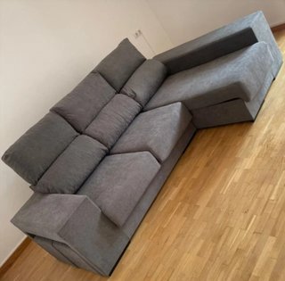 Divano Chaise Longue ✨ Caratteristiche: ✅ Sedili estraibili per maggiore comfort ✅ Testate ribaltabili per un miglior riposo ✅ 2 pouf inclusi ✅ Cassetto di stoccaggio sotto la chaise longue ✅ Rivestimento in tessuto anti-macchia ✅ 2 piccoli cuscini inclusi
