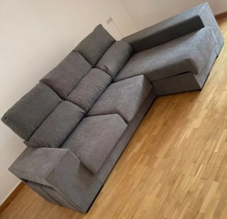 Divano Chaise Longue ✨ Caratteristiche: ✅ Sedili estraibili per maggiore comfort ✅ Testate ribaltabili per un miglior riposo ✅ 2 pouf inclusi ✅ Cassetto di stoccaggio sotto la chaise longue ✅ Rivestimento in tessuto anti-macchia ✅ 2 piccoli cuscini inclusi