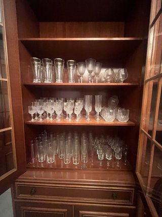 Juego de vasos dorados y transparentes