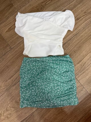 Conjunto Top Blanco y Falda Verde Estampada