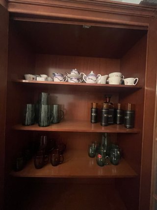 Juego de té y vasos de porcelana y cristal