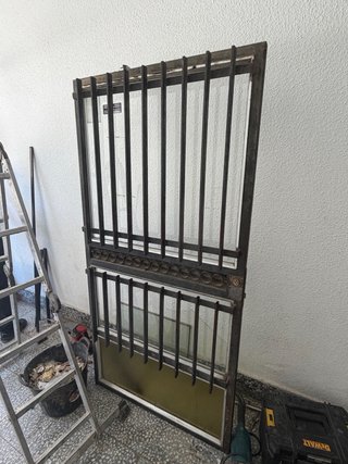 Puerta de patio moderna, sustitución de antigua.