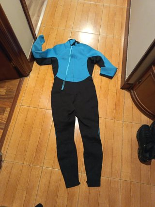 Traje de neopreno azul y negro.