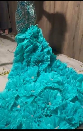 Vestido de fiesta gitana plateado y turquesa
