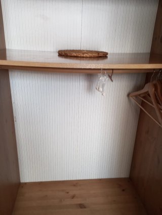 Ropero de madera