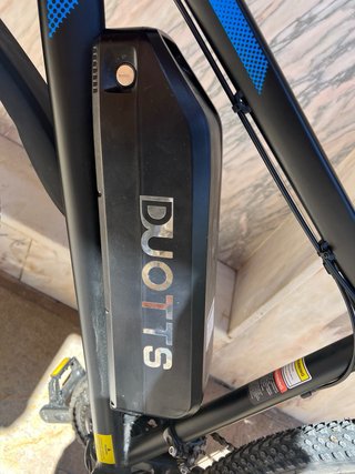 Bicicleta Eléctrica Negra y Azul