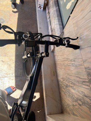Bicicleta Eléctrica Negra y Azul