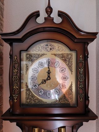 Reloj de pared antiguo de madera