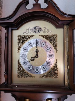 Reloj de pared antiguo de madera