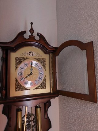 Reloj de pared antiguo de madera