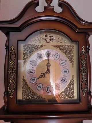 Reloj de pared antiguo de madera